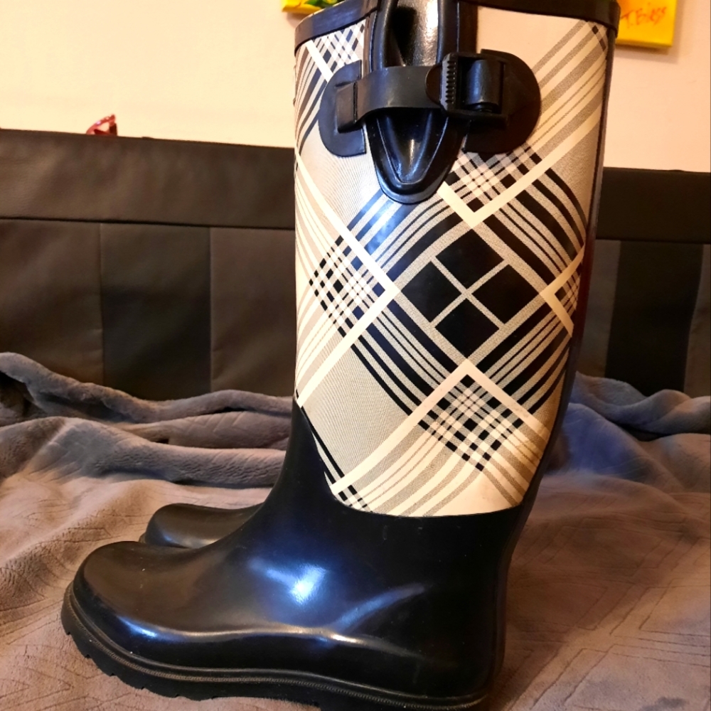 Rain rubber boots size 8, used 1 time $30 - Picture 2 of 3